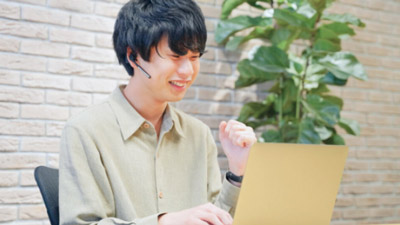 テックキャンプ オンライン受講 イメージ 男性 パソコン