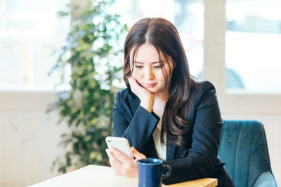 女性 スマホ 怒る bad