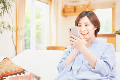 女性 スマホ 笑顔 部屋 いいね